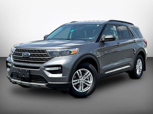 Certified 2023 Ford Explorer XLT w/ Equipment Group 202A AWD/4WD image 3