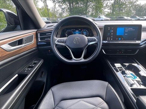 Used 2024 Volkswagen Atlas SE AWD/4WD image 17