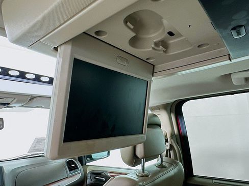 Used 2013 Chrysler Town & Country Limited w/ Luxury Group FWD image 26