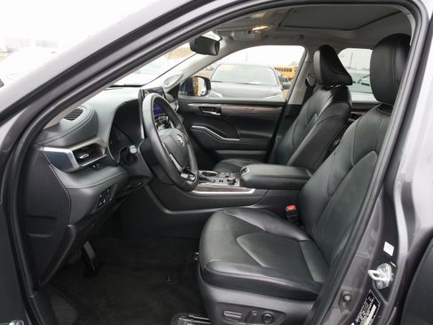 Used 2023 Toyota Highlander Limited image 18