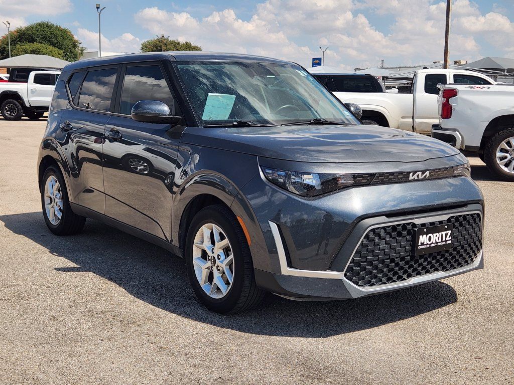 Used 2023 Kia Soul LX w/ LX Technology Package FWD image 3