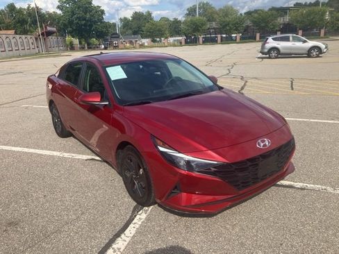 Used 2023 Hyundai Elantra SEL w/ Cargo Package FWD image 3