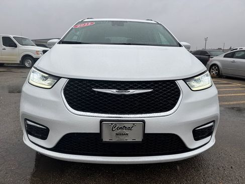 Used 2022 Chrysler Pacifica Touring-L image 8