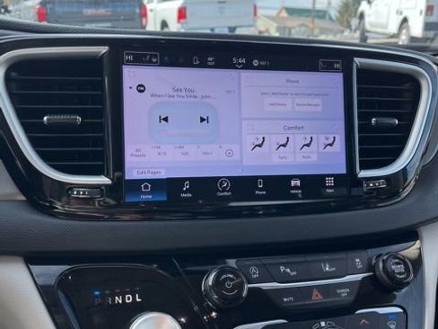 Used 2023 Chrysler Pacifica Touring-L FWD image 40