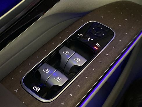 Used 2023 Mercedes-Benz EQS 580 4MATIC SUV image 9