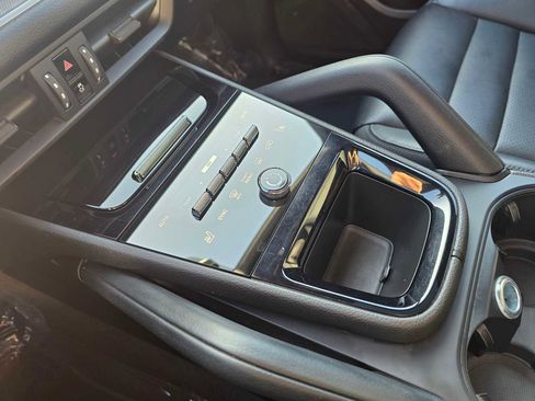 Used 2024 Porsche Cayenne image 30