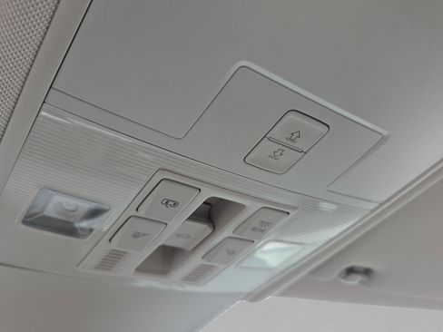 Used 2020 Volkswagen Tiguan SE image 33