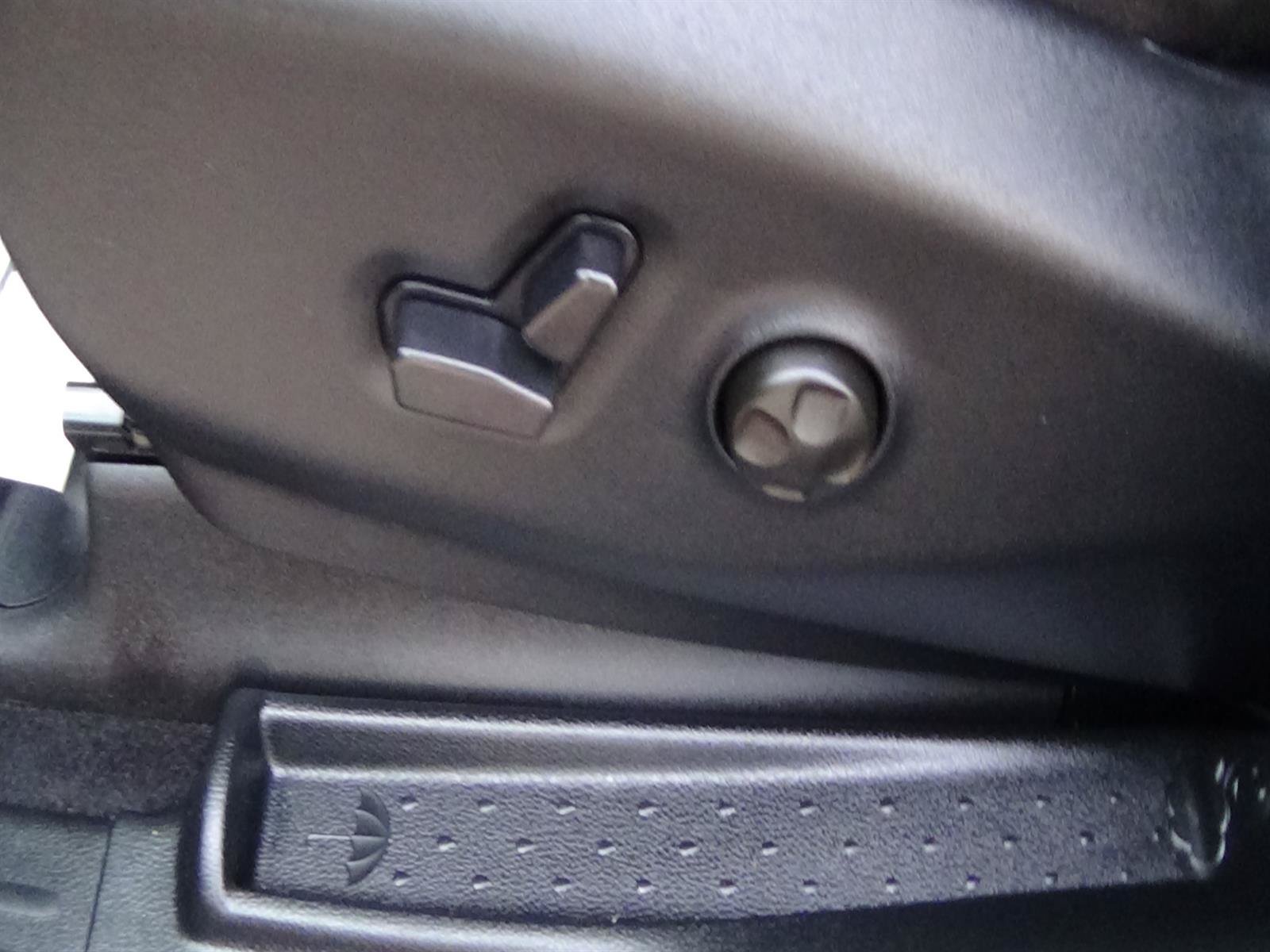 Certified 2025 Chrysler Pacifica Select FWD image 16