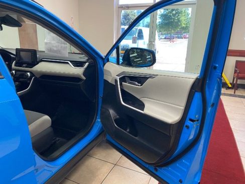 Used 2021 Toyota RAV4 XLE w/ Convenience Package FWD image 14