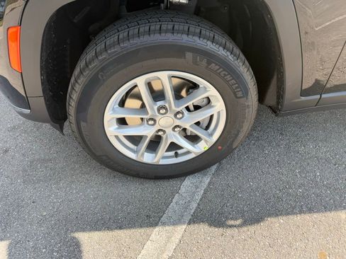 New 2025 Jeep Grand Cherokee L Laredo image 32