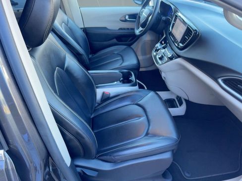 Used 2023 Chrysler Pacifica Touring-L image 29