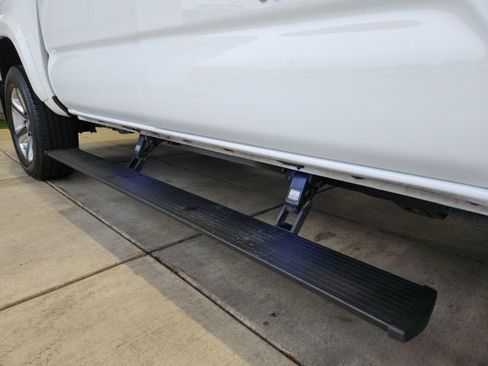 Used 2019 Toyota Tacoma Limited image 9