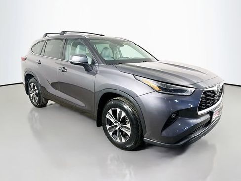 Used 2021 Toyota Highlander XLE AWD/4WD image 18