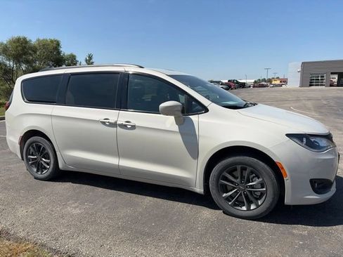 Used 2020 Chrysler Pacifica Touring-L w/ Advanced Safetytec Group AWD/4WD image 3