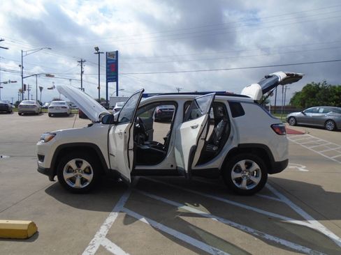 Used 2018 Jeep Compass Latitude w/ Popular Equipment Group FWD image 25