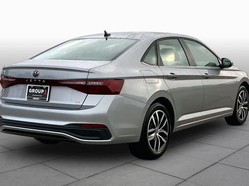 Used 2025 Volkswagen Jetta SE FWD image 13