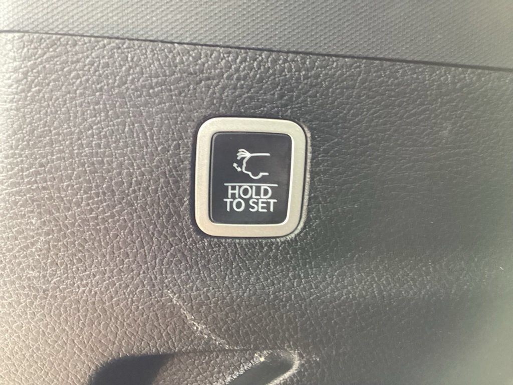 Used 2023 Jeep Grand Wagoneer L Series III w/ Rear Seat Video Group 1 AWD/4WD image 10
