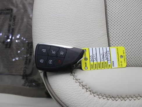 Used 2025 GMC Yukon Denali w/ Denali Reserve Package image 9