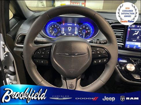 Used 2023 Chrysler Pacifica Touring image 27