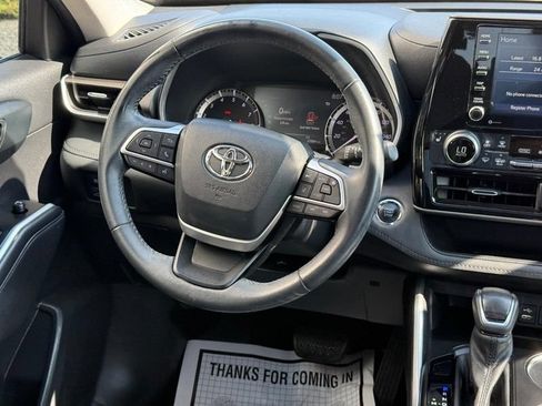 Used 2022 Toyota Highlander XLE FWD image 15