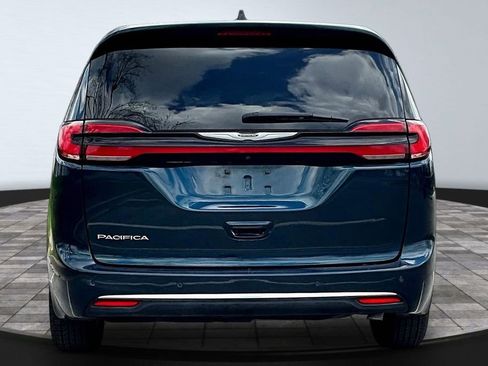 Used 2023 Chrysler Pacifica Touring-L FWD image 5
