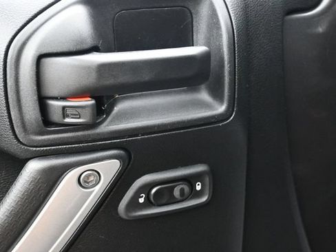 Used 2017 Jeep Wrangler Unlimited Rubicon AWD/4WD image 13