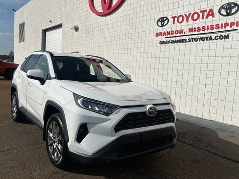 Used 2020 Toyota RAV4 XLE Premium image 3