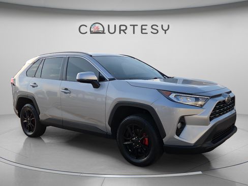 Used 2021 Toyota RAV4 XLE FWD image 3