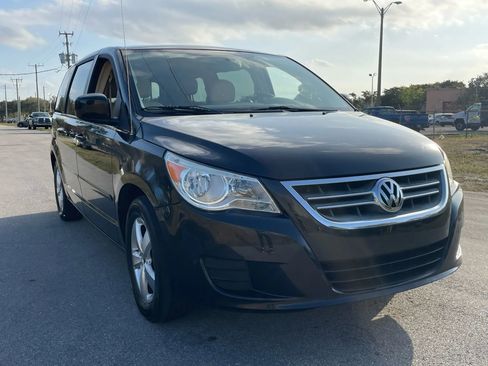 Used 2010 Volkswagen Routan SEL FWD image 4