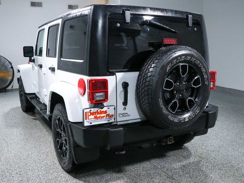 Used 2017 Jeep Wrangler Unlimited Sahara AWD/4WD image 9