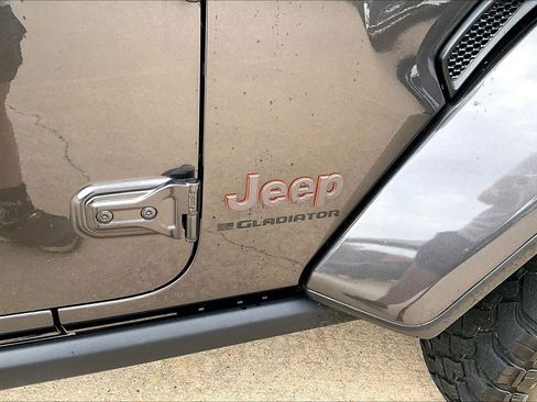 Used 2023 Jeep Gladiator Mojave w/ Cold Weather Group AWD/4WD image 10