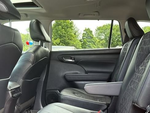 Certified 2024 Toyota Highlander XLE AWD/4WD image 21