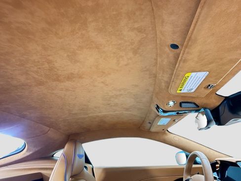 Used 2025 Aston Martin V8 Vantage Coupe image 17