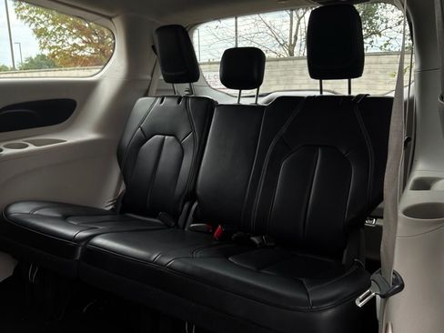 Used 2023 Chrysler Pacifica Touring-L FWD image 13