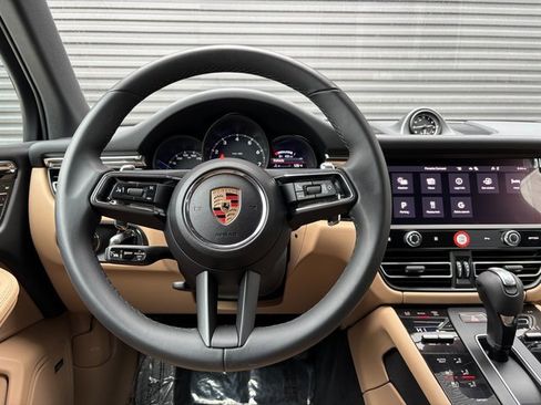 Certified 2025 Porsche Macan image 14