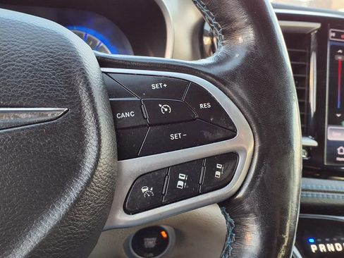 Used 2021 Chrysler Pacifica Touring-L image 21