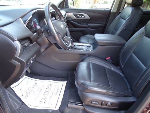 Used 2018 Chevrolet Traverse AWD LT w/ 2LT image 17