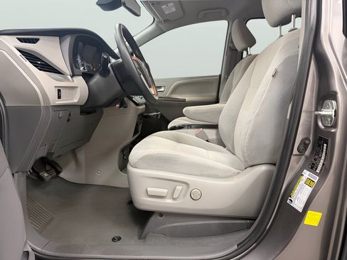 Used 2020 Toyota Sienna LE FWD image 12
