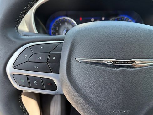 Certified 2023 Chrysler Pacifica Touring-L image 25