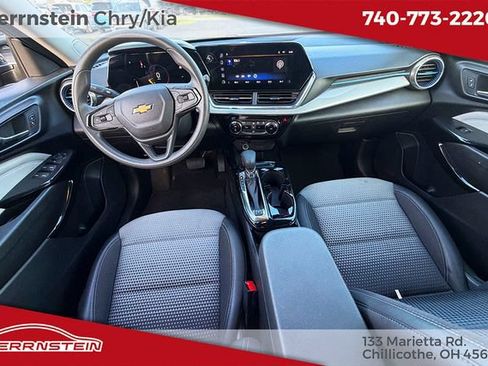 Used 2025 Chevrolet Trax LT FWD image 9
