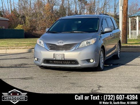 Used 2016 Toyota Sienna AWD image 2