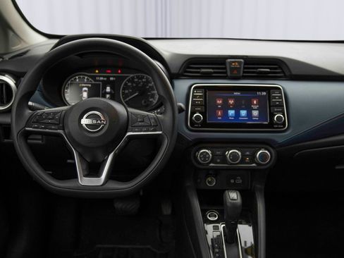 Used 2023 Nissan Versa SV image 3