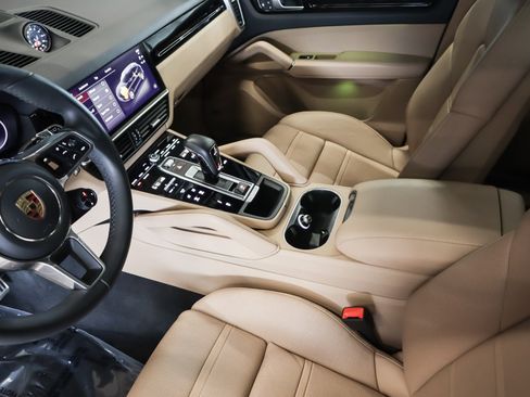 Certified 2023 Porsche Cayenne S AWD/4WD image 15