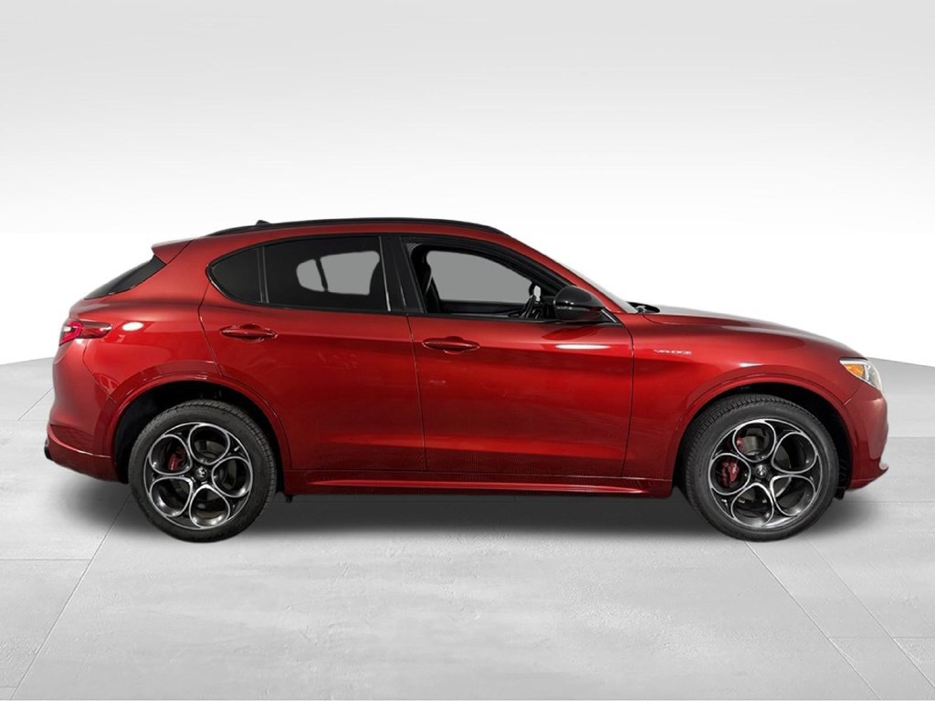 Used 2023 Alfa Romeo Stelvio Veloce AWD/4WD image 5