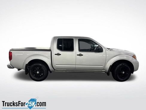Used 2019 Nissan Frontier SV image 2