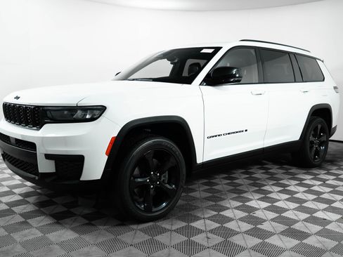 Used 2024 Jeep Grand Cherokee L Altitude image 3