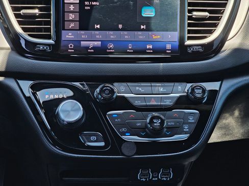 Used 2025 Chrysler Pacifica Select FWD image 26