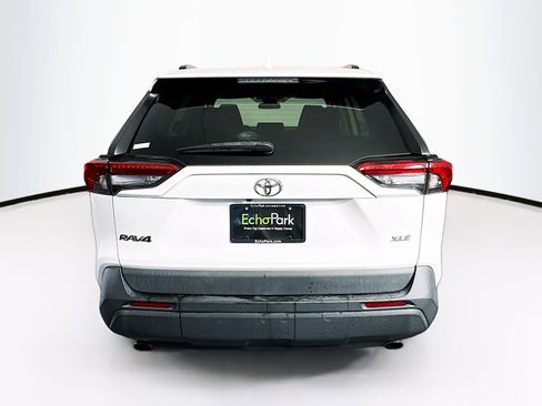 Used 2020 Toyota RAV4 XLE FWD image 7