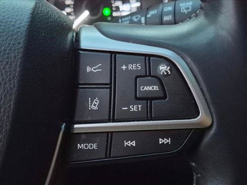 Used 2023 Toyota Highlander XLE FWD image 14