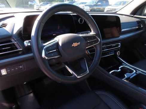 Used 2025 Chevrolet Traverse LT image 14